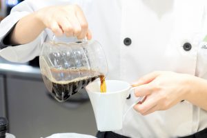 コーヒーを淹れている写真