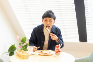 季節のプレートを食べている写真